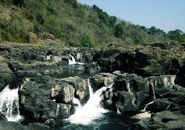 Perunthenaruvi Waterfalls