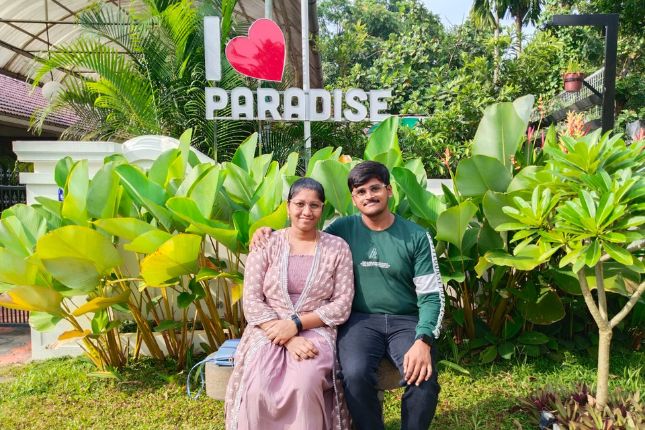 Smiling couple ready for a Kerala honeymoon – Paradise Holidays tours