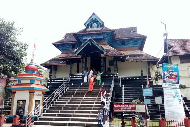 Aranmula Parthasarathy Temple Kerala with traditional Kerala architecture