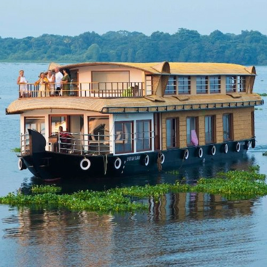 Houseboat-travel-in-Kerala-in-February-on-calm-backwaters