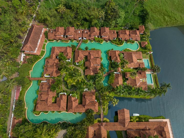 Alleppey backwaters scenic view for Kerala backwater tour in summer